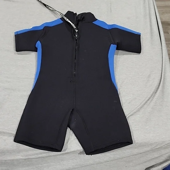 Unisex kids wetsuit excellent condition size M